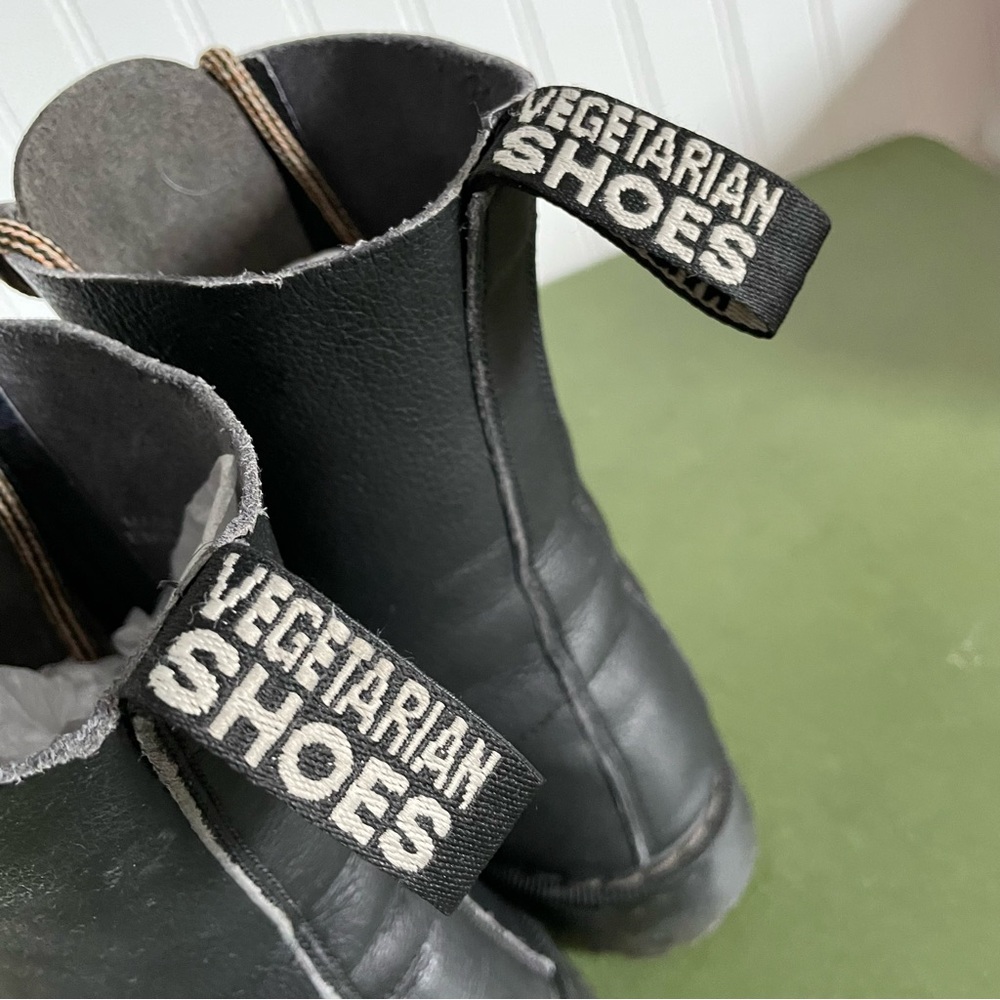 Vegetarian Shoes 10 Eyelet Work Boots in Vegan Pebbled Leather *England* - Picture 8 of 14